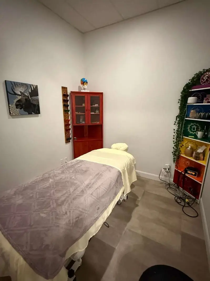 Salle de soin de Sarah Alarie — espace chaleureux et apaisant
